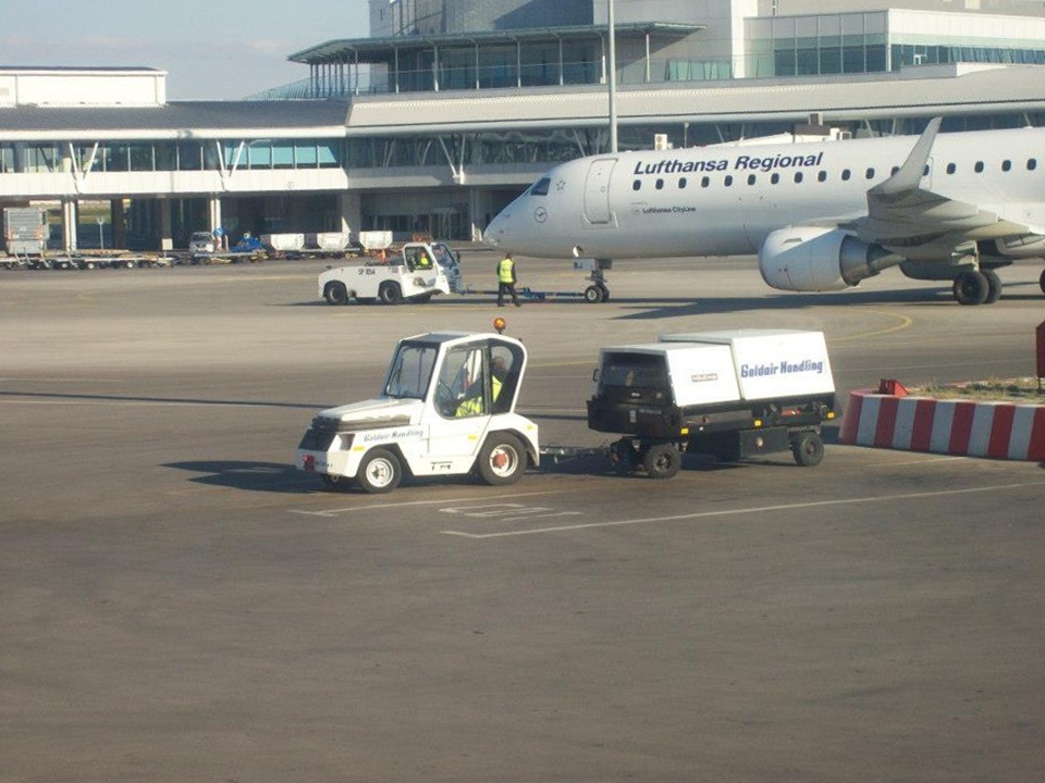 Flugahfenfahrzeug am Airport Sofia.


