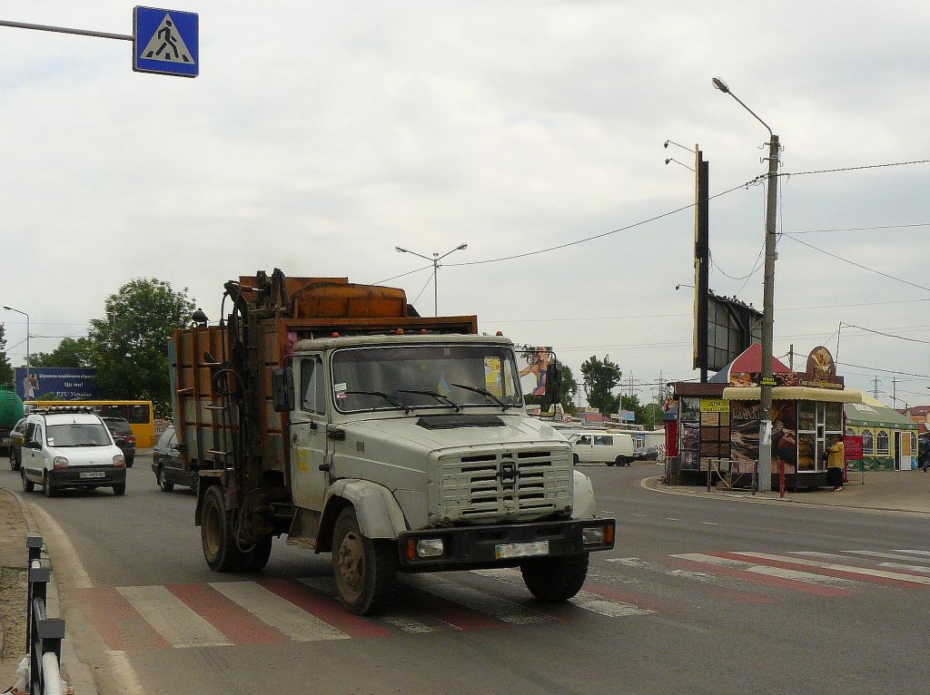 ZIL 43362 Mhlwagen. Lviv, Ukraine 30-05-2012.