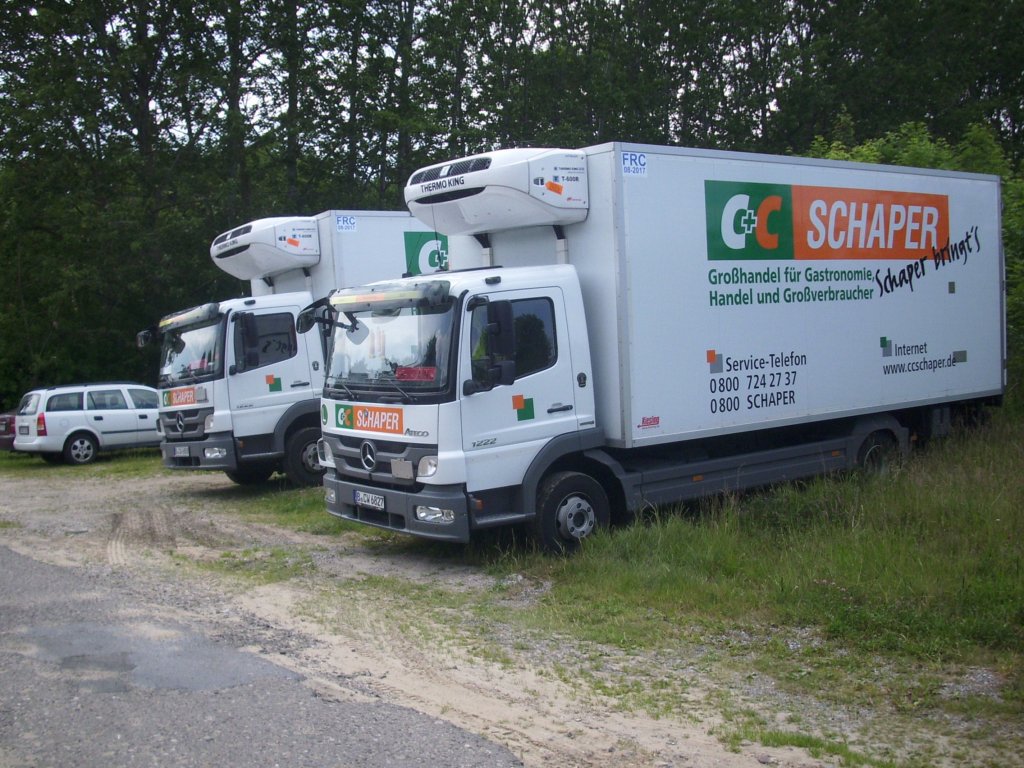 Zwei Mercedes Khllaster von Scharper/C&C in Sassnitz.