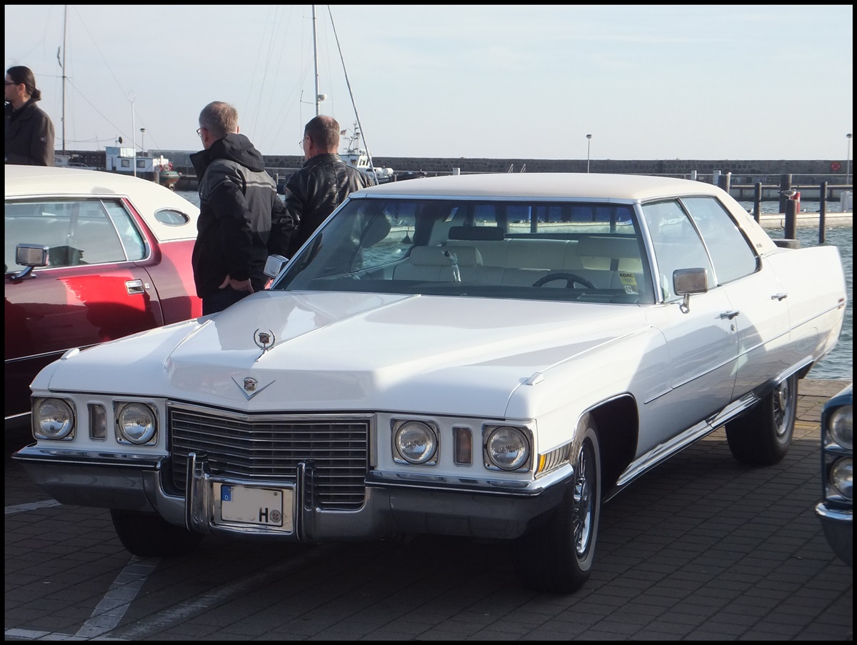 Cadillac im Stadthafen Sassnitz.