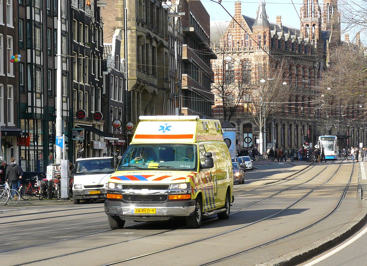 Chevrolet GMT610 Wheeled-Coach / DRV Rettungswagen. Nieuwezijds Voorburgwal Amsterdam, Niederlande 02-03-2014. 
