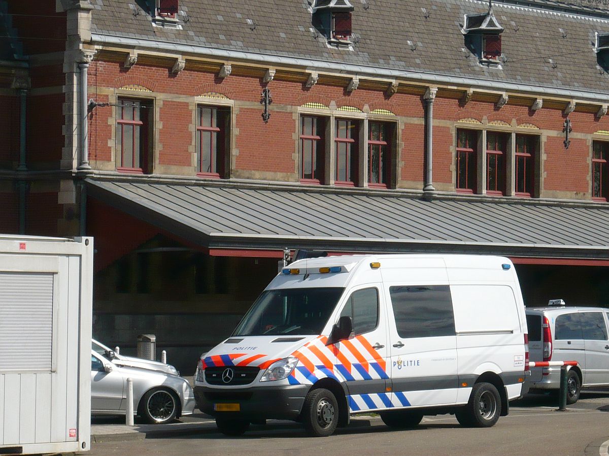 Mercedes Benz 519CDi Sprinter Polizeifahrzeug. Amsterdam Centraal Station, Niederlande 09-04-2014.