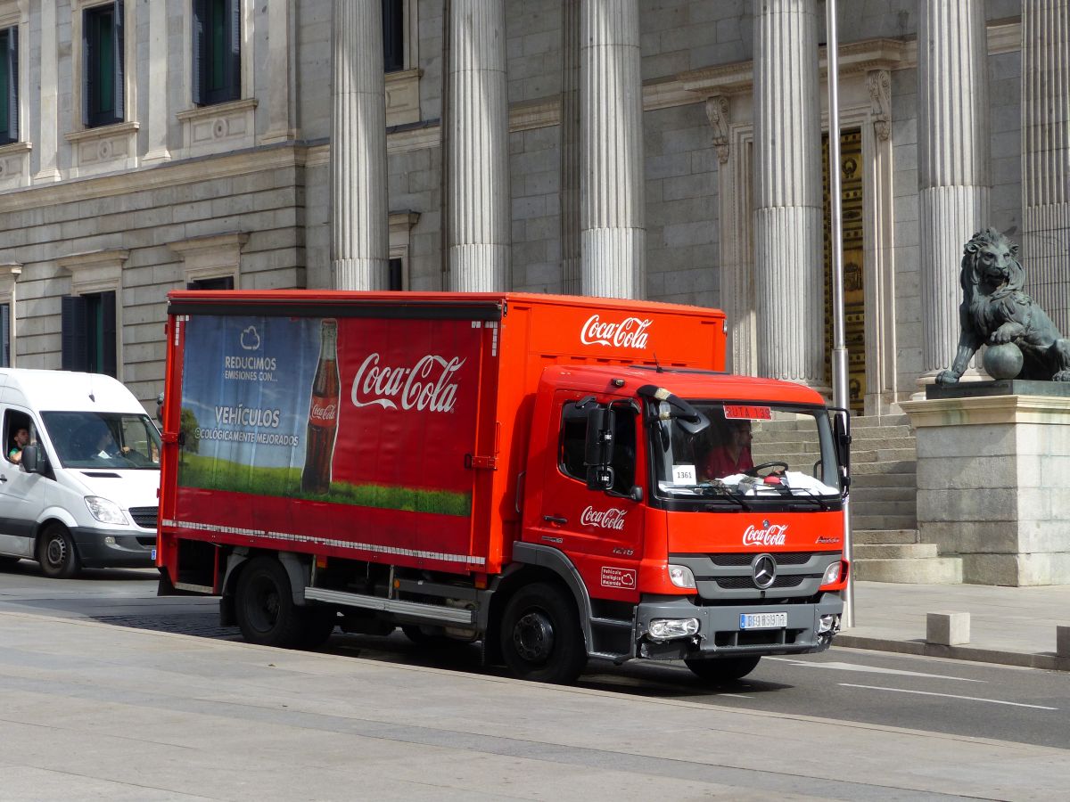 Mercedes-Benz Actros 1218 LKW  Coca-Cola . Plaza de las Cortes. Madrid, Spanien 31-08-2015.