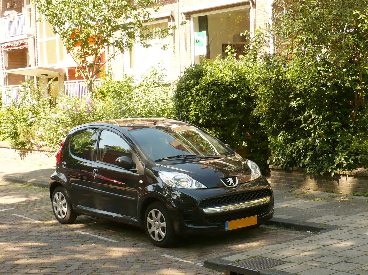Peugeot 107 Baujahr 2010. Leiden, Niederlande 27-06-2015.