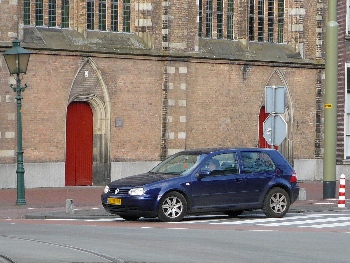 Volkswagen Golf Baujahr 2004. Den Haag, Niederlande 22-02-2015.