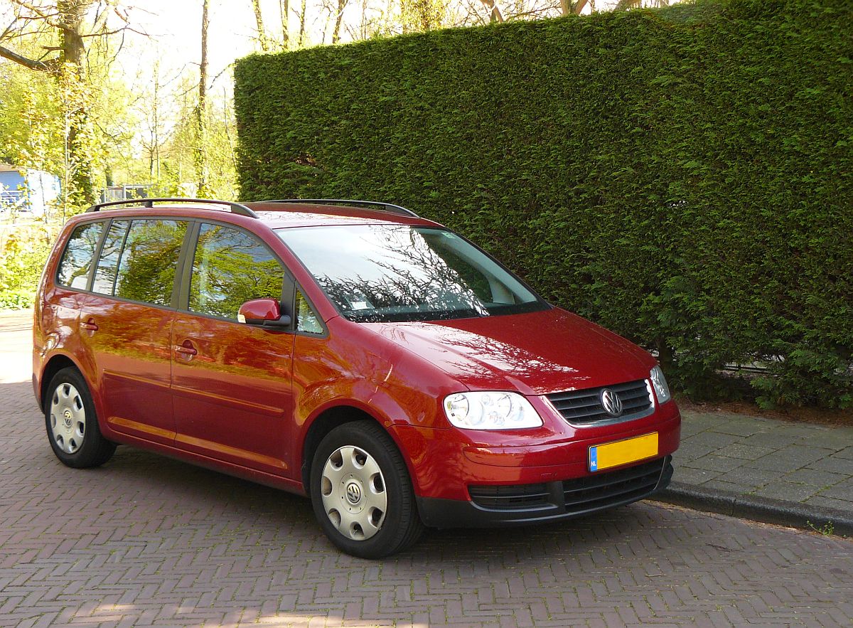 Volkswagen Touran fotografiert in Leiden, Niederlande 27-04-2015.


