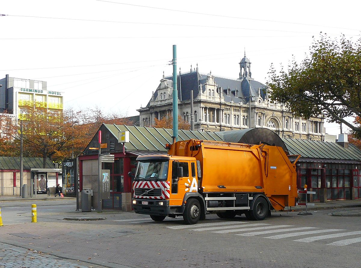Volvo FL 200 Mllauto. Franklin Rooseveltplaats, Antwerpen, Belgien 31-10-2014.
