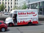 Sonstige/565587/unbekannter-transporter-mit-aufschrift-einer-berliner Unbekannter Transporter mit Aufschrift einer Berliner Currywurst in Berlin.