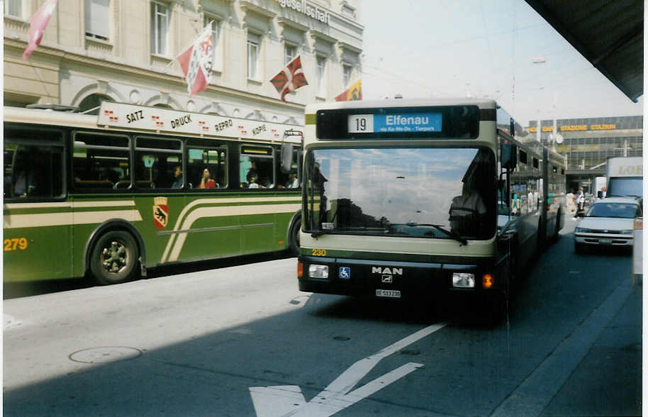 (012'904) - SVB Bern - Nr. 230/BE 513'230 - MAN am 31. Juli 1995 beim Bahnhof Bern