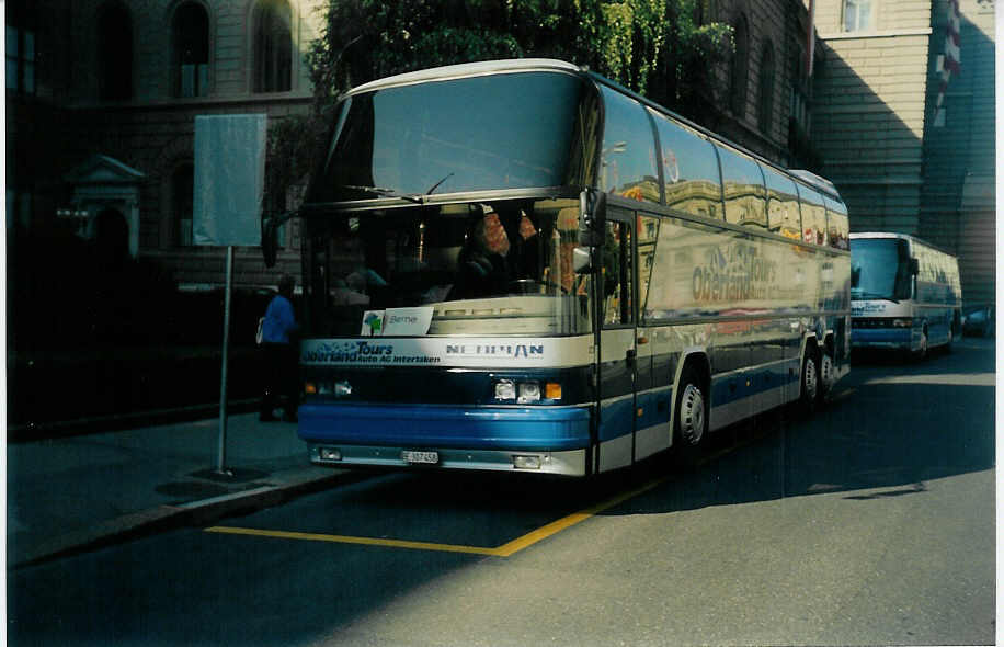 (015'211) - AAGI Interlaken - Nr. 23/BE 307'458 - Neoplan am 11. September 1996 in Bern, Bundehaus