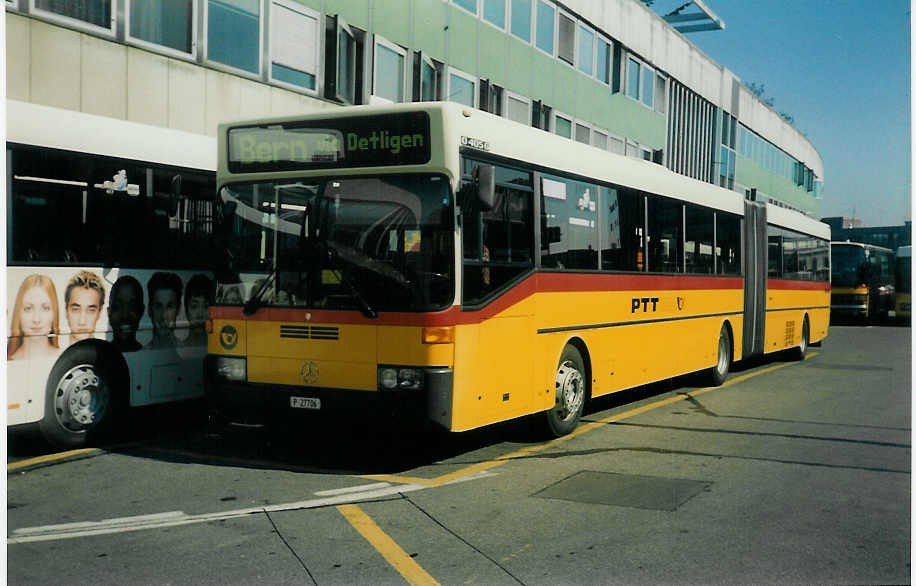 (015'215) - PTT-Regie - P 27'706 - Mercedes am 11. September 1996 in Bern, Postautostation