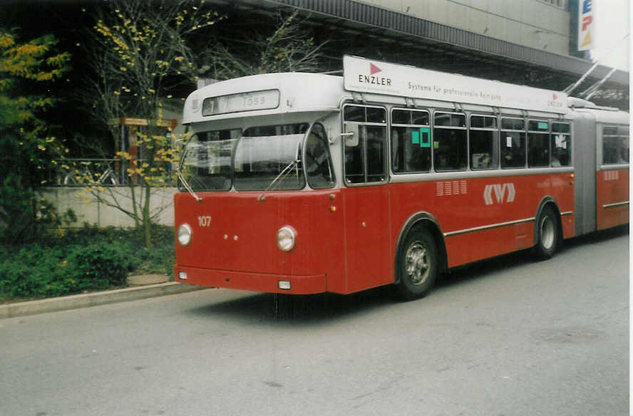 (015'331) - WV Winterthur - Nr. 107 - Berna/SWS-R&J Gelenktrolleybus am 7. Oktober 1996 beim Hauptbahnhof Winterthur (Teilaufnahme)