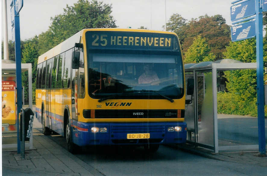 (018'124) - VEONN - Nr. 1142/BD-JB-28 - Iveco/Den Oudsten am 19. Juli 1997 beim Bahnhof Meppel