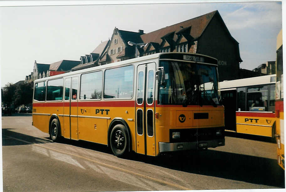 (020'409) - Voegtlin-Meyer, Brugg - Nr. 11/AG 16'432 - Saurer/Tscher am 25. Oktober 1997 beim Bahnhof Brugg