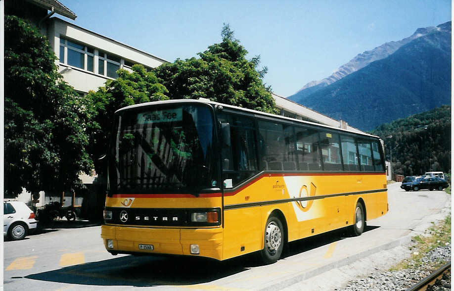 (024'520) - PTT-Regie - P 25'068 - Setra am 14. Juli 1998 beim Bahnhof Brig