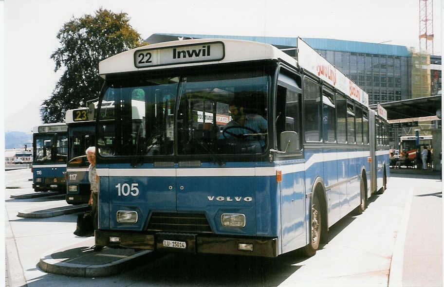 (024'922) - VBL Luzern - Nr. 105/LU 15'014 - Volvo/Hess am 20. Juli 1998 beim Bahnhof Luzern