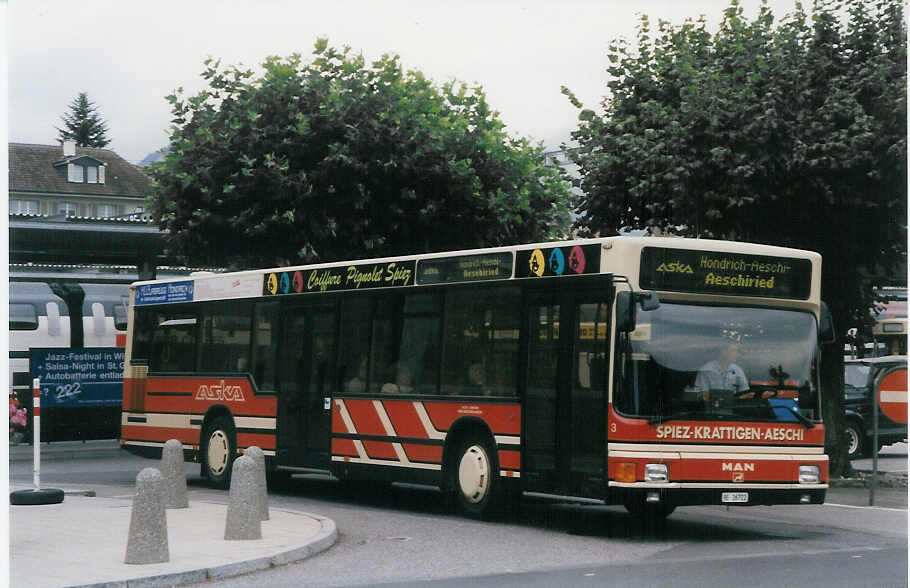 (025'022) - ASKA Aeschi - Nr. 3/BE 26'722 - MAN am 1. August 1998 beim Bahnhof Spiez