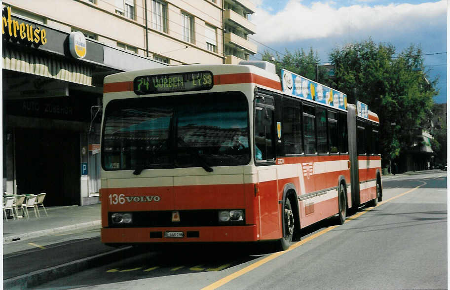 (027'427) - VB Biel - Nr. 136/BE 446'136 - Volvo/R&J am 12. Oktober 1998 beim Bahnhof Biel