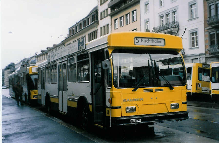 (027'902) - VBSH Schaffhausen - Nr. 8/SH 38'008 - Saurer/Hess am 16. November 1998 beim Bahnhof Schaffhausen