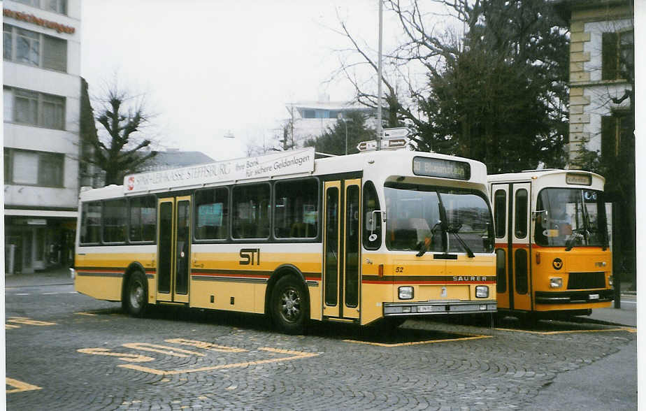 (028'235) - STI Thun - Nr. 52/BE 396'552 - Saurer/R&J am 17. Dezember 1998 beim Bahnhof Thun