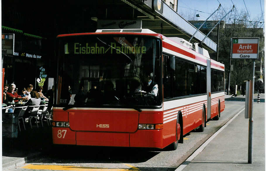 (030'023) - VB Biel - Nr. 87 - NAW/Hess Gelenktrolleybus am 13. Mrz 1999 beim Bahnhof Biel