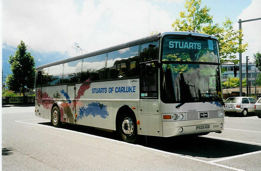 (032'203) - Aus England: Stuarts, Carluke - P 825 XGD - Volvo/Van Hool am 21. Juni 1999 in Thun, Seestrasse