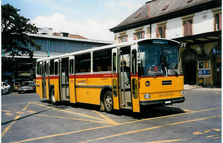 (033'829) - PTT-Regie - P 25'843 - Saurer/Hess am 8. Juli 1999 beim Bahnhof Yverdon