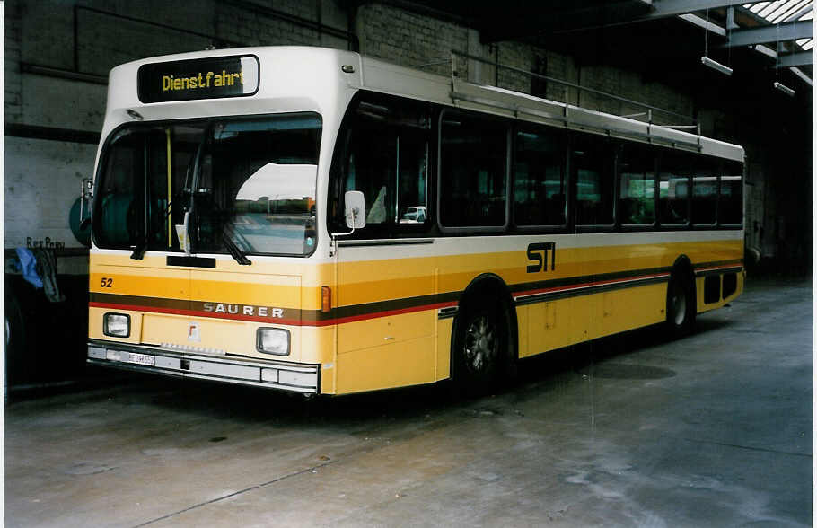 (035'321) - STI Thun - Nr. 52/BE 396'552 - Saurer/R&J am 19. August 1999 in Thun, Garage