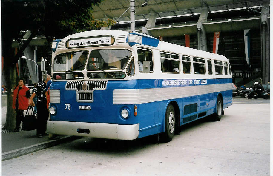 (035'633) - VBL Luzern - Nr. 76/LU 15'020 - Twin Coach am 28. August 1999 beim Bahnhof Luzern