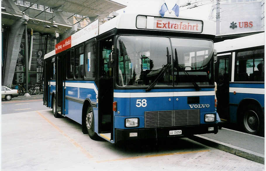 (035'634) - VBL Luzern - Nr. 58/LU 15'058 - Volvo/Hess am 28. August 1999 beim Bahnhof Luzern