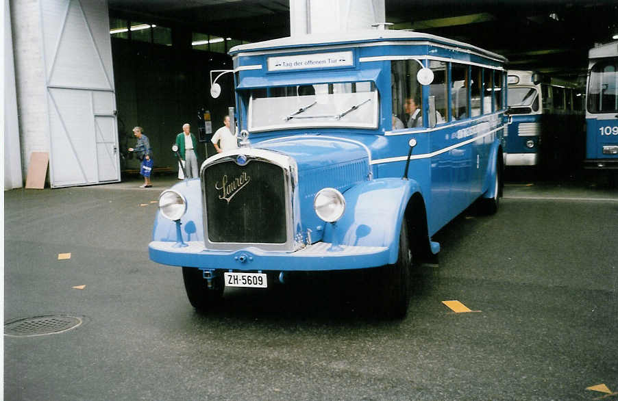 (035'814) - VBZ Zrich - Nr. 9/ZH 5609 - Saurer/SWS (ex Bamert, Wollerau; ex BBA Aarau Nr. 1; ex VBZ Zrich Nr. 209; ex VBZ Zrich Nr. 9) am 28. August 1999 in Luzern, Depot VBL