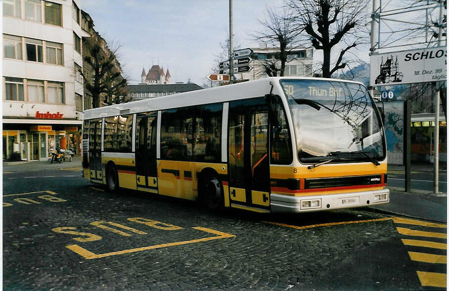 (038'027) - STI Thun - Nr. 8/BE 26'034 - Den Oudsten (ex TSG Blumenstein Nr. 8) am 23. Dezember 1999 beim Bahnhof Thun