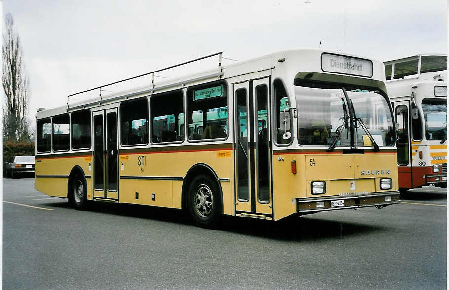 (038'911) - STI Thun - Nr. 54/BE 396'554 - Saurer/R&J am 7. Februar 2000 bei der Schifflndte Thun