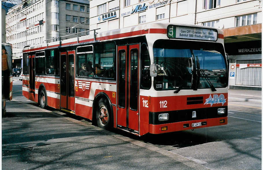 (039'305) - VB Biel - Nr. 112/BE 409'112 - FBW/R&J am 21. Februar 2000 beim Bahnhof Biel