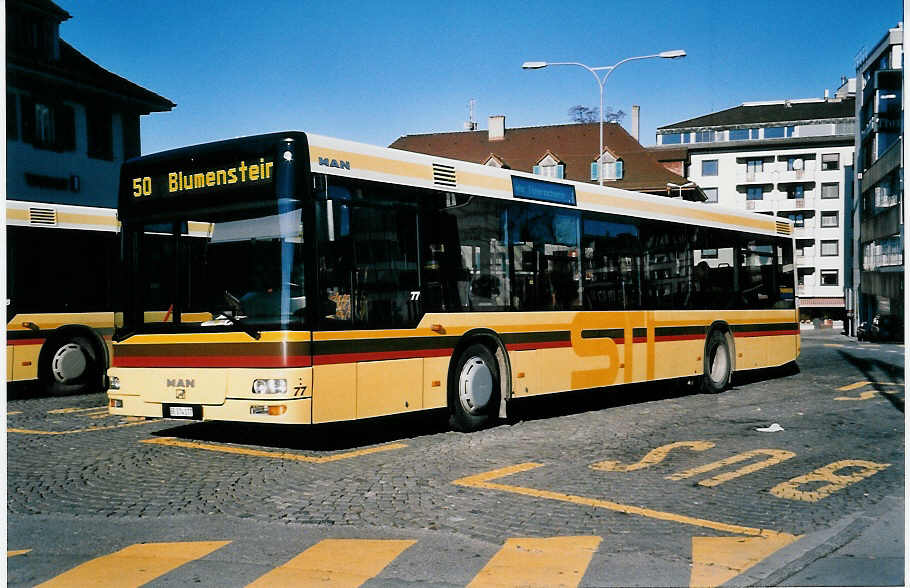 (039'335) - STI Thun - Nr. 77/BE 274'177 - MAN am 27. Februar 2000 beim Bahnhof Thun