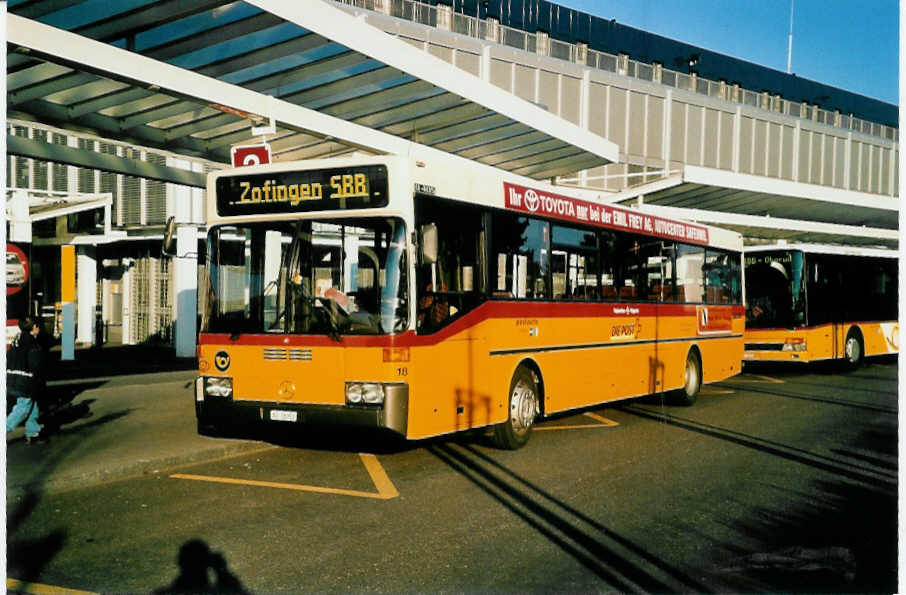 (040'011) - Tschannen, Zofingen - Nr. 18/AG 16'351 - Mercedes am 8. April 2000 beim Bahnhof Zofingen