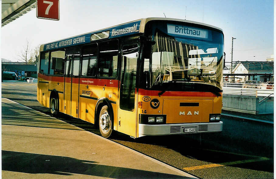 (040'013) - Tschannen, Zofingen - Nr. 14/AG 15'482 - MAN/Lauber am 8. April 2000 beim Bahnhof Zofingen