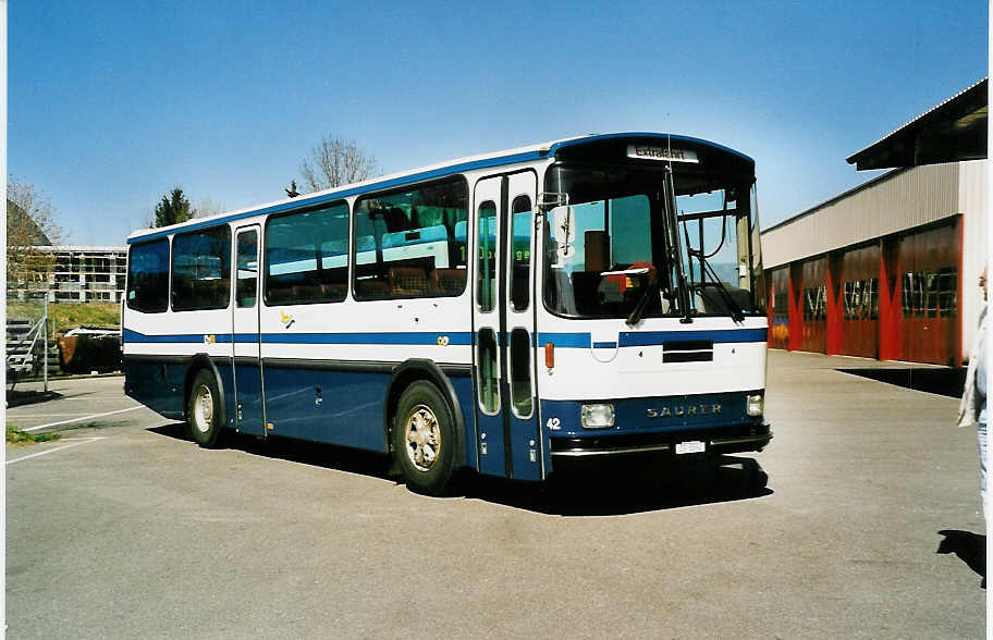 (040'113) - ZVB Zug - Nr. 42/ZG 3392 - Saurer/R&J (ex P 24'207) am 8. April 2000 in Zug, Garage