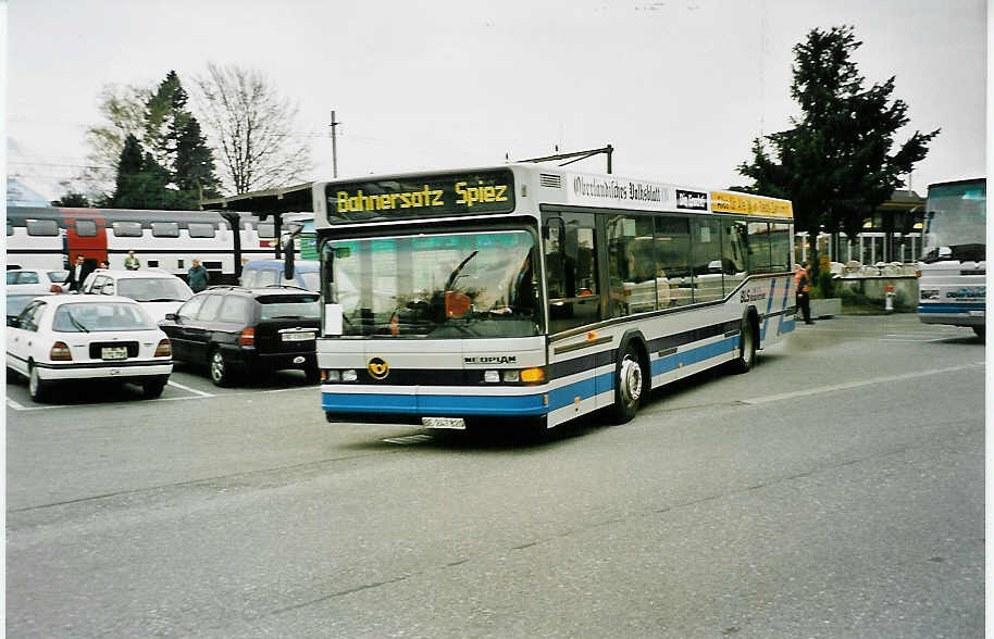 (040'305) - AAGI Interlaken - Nr. 32/BE 247'820 - Neoplan am 19. April 2000 beim Bahnhof Thun