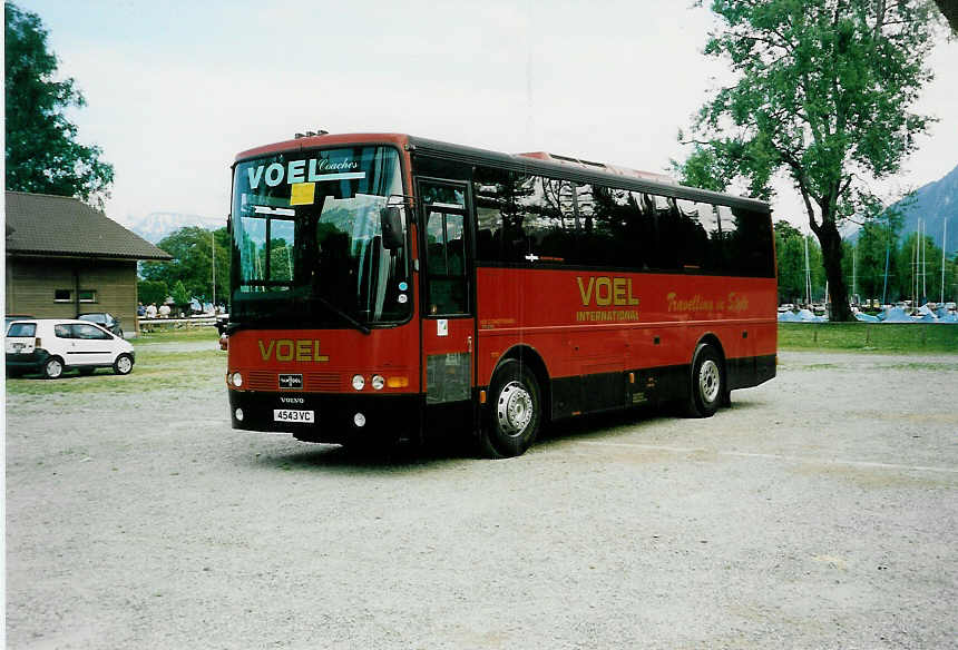 (040'508) - Aus England: Voel, Dyserth - 4543 VC - Volvo/Van Hool am 10. Mai 2000 in Thun, Lachenwiese