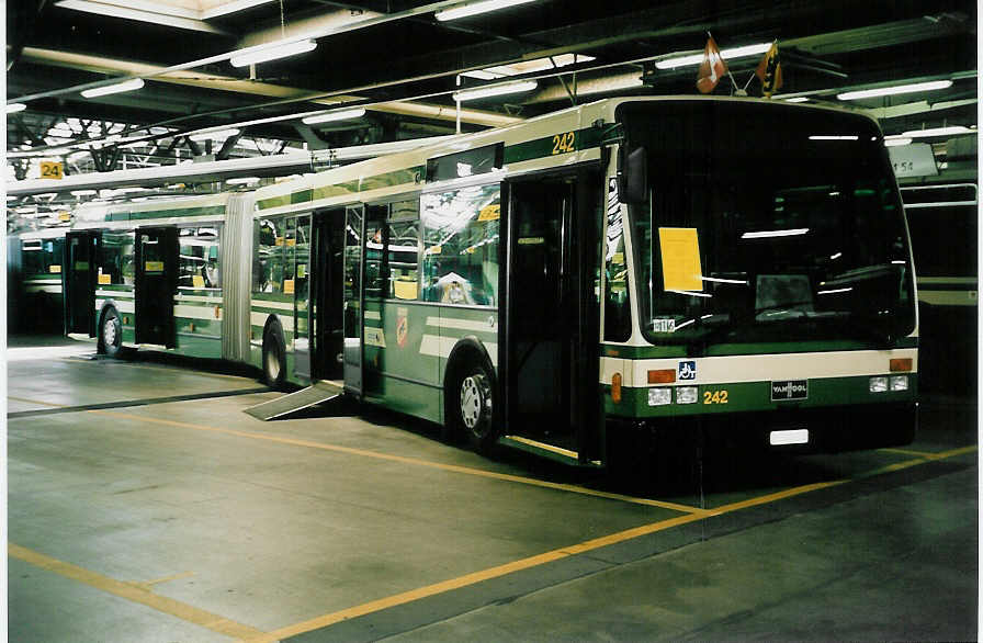 (040'602) - SVB Bern - Nr. 242/BE 518'242 - Van Hool am 20. Mai 2000 in Bern, Eigergarage