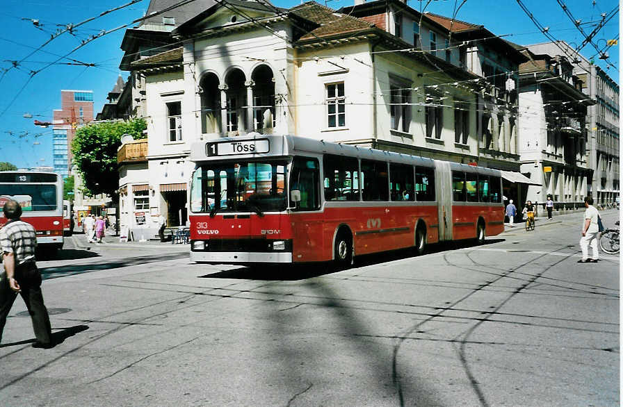 (041'525) - WV Winterthur - Nr. 313/ZH 527'313 - Volvo/Hess am 19. Juni 2000 beim Hauptbahnhof Winterthur