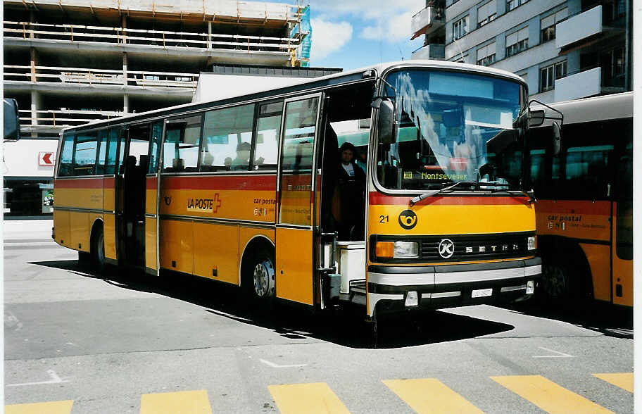 (041'725) - Stucki, Porrentruy - Nr. 21/JU 1927 - Setra am 11. Juli 2000 beim Bahnhof Delmont