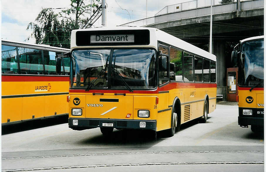 (041'730) - Stucki, Porrentruy - Nr. 26/JU 1918 - Volvo/Lauber am 11. Juli 2000 beim Bahnhof Porrentruy