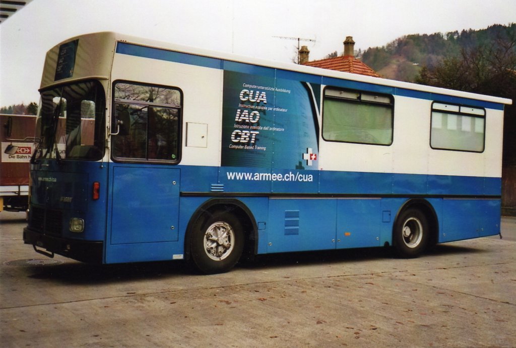 (044'109) - Schweizer Armee - M+20'266 - FBW/FHS Armee-Mobil am 14. Dezember 2000 in Thun, Garage STI 