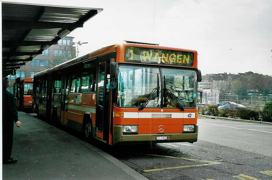 (044'204) - BOGG Wangen b.O. - Nr. 42/SO 21'839 - Mercedes/Hess (ex SOO Olten Nr. 42) am 27. Dezember 2000 beim Bahnhof Olten