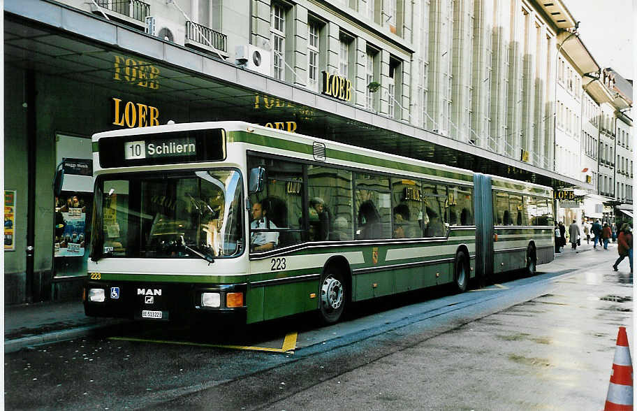 (044'233) - SVB Bern - Nr. 223/BE 513'223 - MAN am 28. Dezember 2000 beim Bahnhof Bern