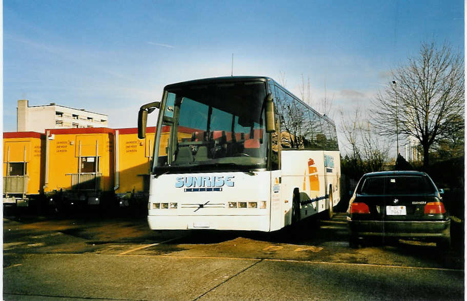 (044'303) - Sunrise, Niederwangen - BE 562'385 - Volvo am 28. Dezember 2000 in Bern, Automobilwerksttte