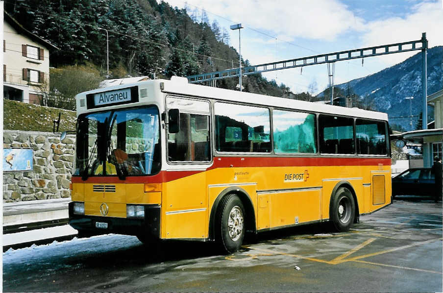 (044'424) - Gruber, Tiefencastel - Nr. 3/GR 61'927 - Vetter am 1. Januar 2000 beim Bahnhof Tiefencastel