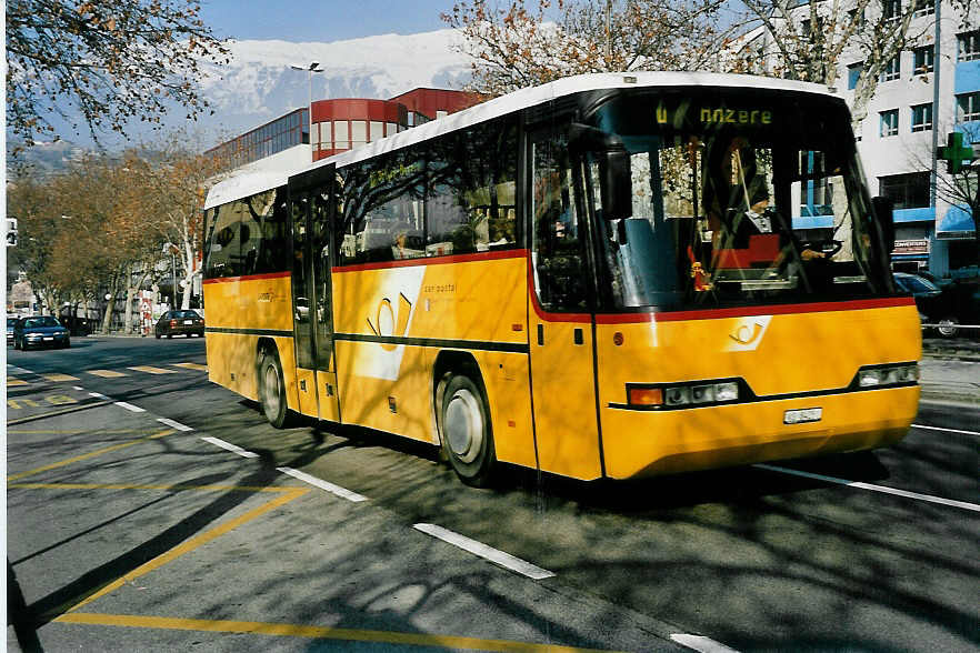 (044'902) - Rey, Ayent - VS 84'251 - Neoplan am 20. Februar 2001 beim Bahnhof Sion